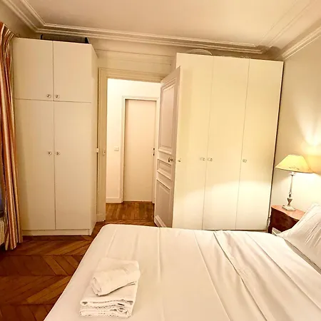 Elegant Haussmann-style Avenue Kleber Apartment *